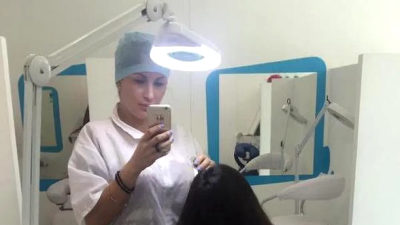 O fetiță de 8 anișori a călcat pragul salonului, însoțită de mama ei. Ar fi vrut să se tundă. Coafeza a înlemnit când a văzut ce e în părul micuței cliente