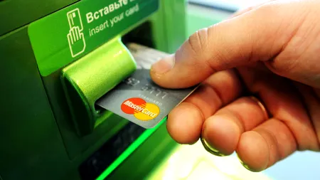 Un bancomat din Arad a fost ARUNCAT ÎN AER. Hoții au reușit să fure trei cutii metalice CU BANI 
