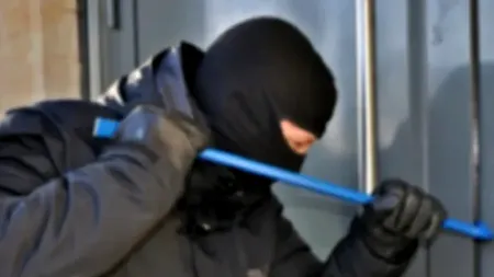 EXCLUSIV | Refugiați ucraineni, prinși în timp ce spărgeau un apartament din București. Hoții erau dotați cu toate sculele necesare