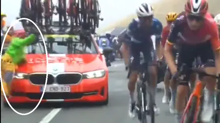 O maşină a echipei Ineos-Grenadiers a lovit o spectatoare ieșită prea mult pe carosabil, în Turul Franţei. Vremea era ploioasă, în acel moment (VIDEO)