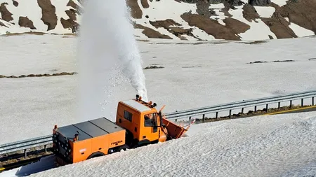 Data la care s-ar putea redeschide TRANSALPINA / Drumarii s-au apucat deja să curețe cea mai înaltă șosea din România