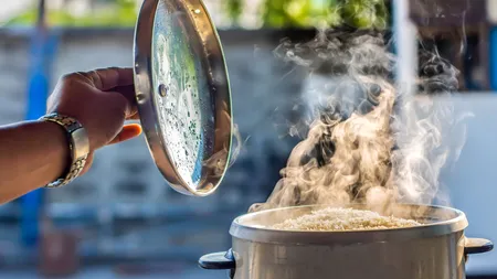 TRUCUL ZILEI | Ce se întâmplă dacă pui o lingură din lemn deasupra oalei în care fierbi mâncarea