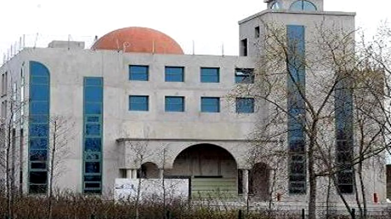 Un român înarmat cu un cuțit a amenințat cu moartea musulmani în fața unei moschei. Ce a urmat