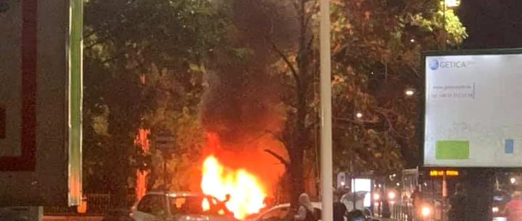 Imagini șocante surprinse în Capitală. O mașină a luat foc și a ars aproape în totalitate. Incidentul este investigat de forțele de ordine