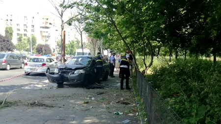 Accident grav în Capitală. Un șofer a intrat cu mașina într-o stație RATB. O victimă, în comă