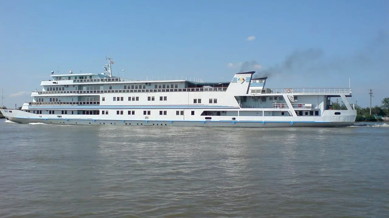 Vaporul de lux construit special pentru Nicolae CEAUȘESCU, ancorat în Portul Brăila. Cu cât se închiriază nava „Mureș”