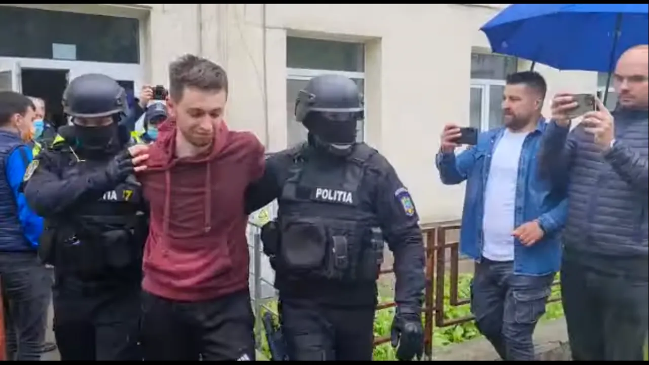 Un șofer drogat a făcut ravagii pe străzile din Iași. Tânărul a lovit 15 mașini și un tramvai, apoi a încercat să fugă (VIDEO)