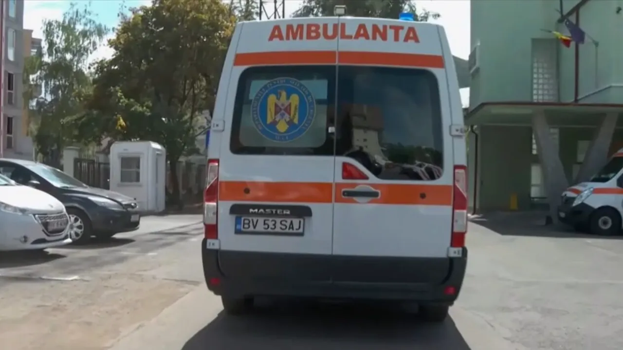 O pacientă care trebuia operată pentru ocluzie intestinală s-a făcut bine în ambulanță... datorită GROPILOR din șosea