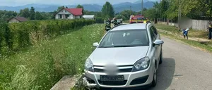 Patru persoane au ajuns la SPITAL după ce mașina în care se aflau, condusă de un bărbat de 64 de ani, a intrat într-un cap de pod în județul Vâlcea