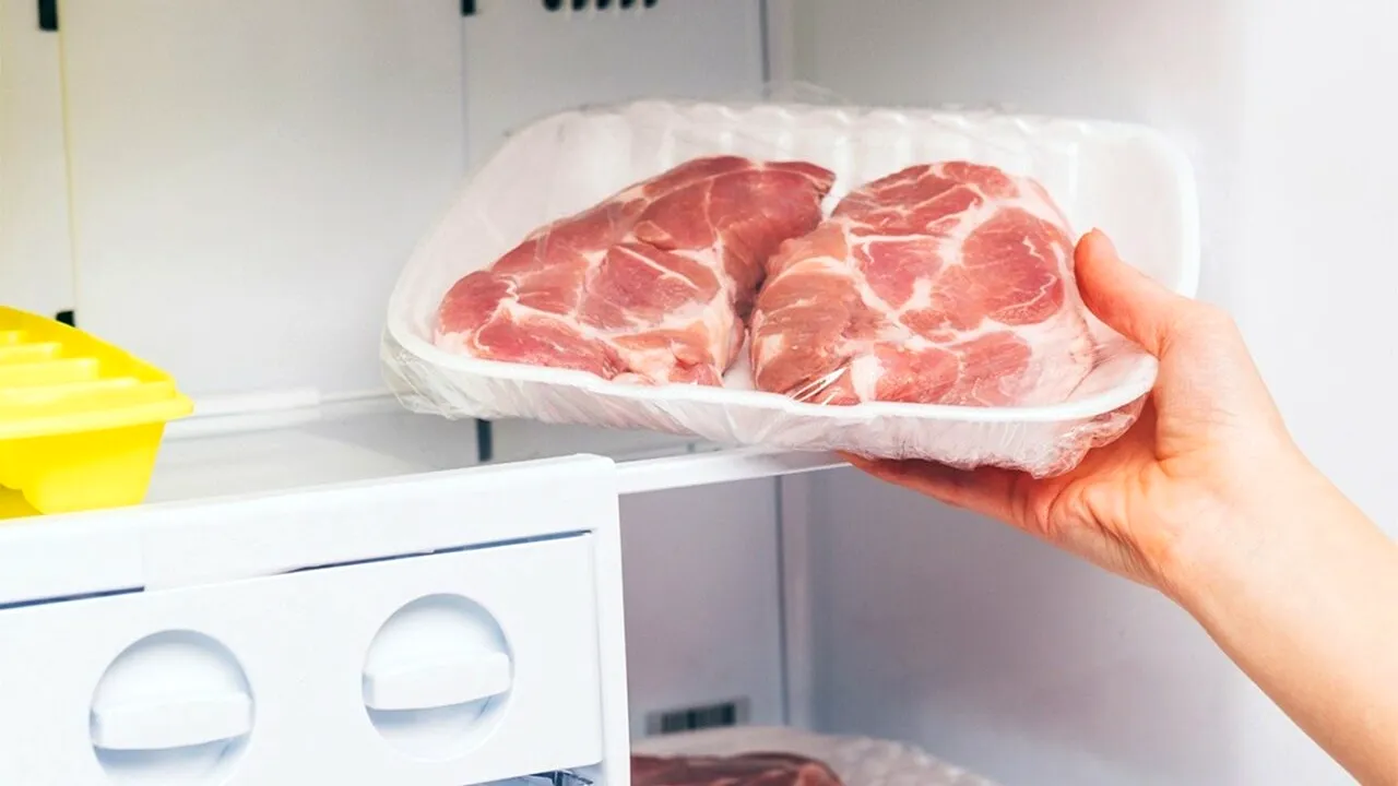 Câte zile poți ține carnea de porc în frigider. După cât timp se strică, de fapt