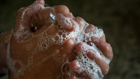 STUDIU. Femeile sunt mult mai conştiincioase când vine vorba de spălatul pe mâini/ Oamenii sunt mai atenţi cu igiena dacă nu sunt singuri în toaletă