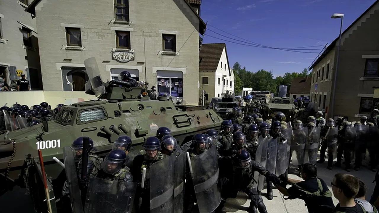 Lupte teribile în Kosovo între etnicii sârbi și trupele KFOR / Zeci de răniți în ambele tabere, reuniune DE URGENȚĂ la cel mai înalt nivel