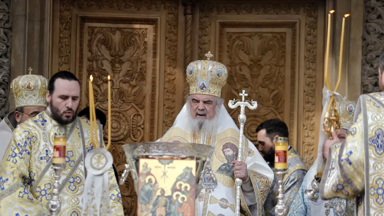 BISERICA în ajutorul DSU. Patriarhia Română cere tuturor preoților să explice enoriașilor PERICOLELE incendierii câmpurilor