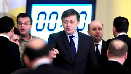Parlamentarii îi fac lui Antonescu lista propunerilor de revizuire a Constituției. Care sunt 