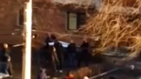 Salvare ca în filme! Au prins-o în cearșaf după ce s-a aruncat de la balcon / Tânăra studentă din Craiova încercase să se sinucidă