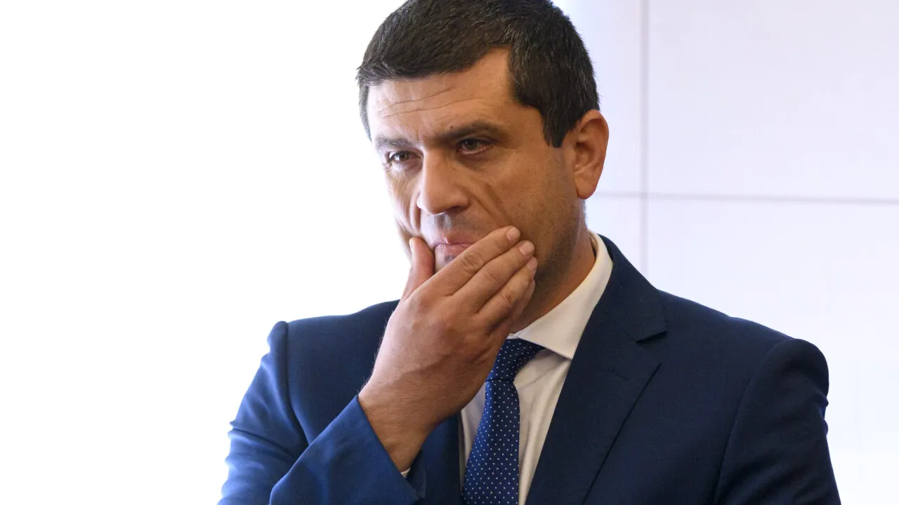 Miruță, pus la zid de SALROM după ce s-a lăudat cu exploatarea grafitului de la Baia de Fier