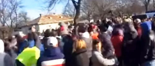 Protest masiv într-un sat din Botoșani. Motivul pentru care sătenii au fost la un pas să-l linșeze pe primar
