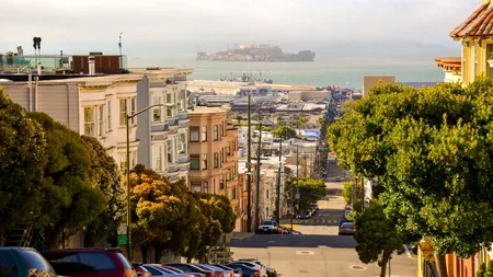 Orașul din Europa unde mersul pe jos este cel mai DIFICIL. Are multe zone cu dealuri abrupte, iar unii turiști îl compară cu San Francisco