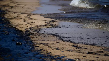 Valencia ÎNCHIDE trei plaje din cauza deversărilor de PETROL din Marea Mediterană. Accidentul ecologic ALERTEAZĂ autoritățile spaniole