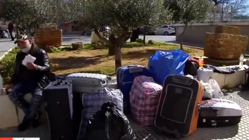 Zeci de familii de români, care ocupau abuziv un bloc din Spania, primesc mii de euro ca să plece!