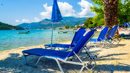Grecia introduce AMENZI pentru proprietarii de restaurante și baruri care supraaglomerează plaja cu sezlonguri