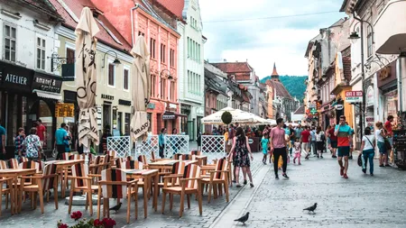 Doi turiști din America, FASCINAȚI de o localitate din România. „E posibil să fi descoperit cel mai FRUMOS orășel din lume”