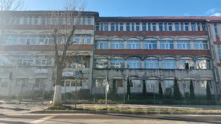 Anchetă la un liceu din Scornicești, după ce trei elevi au ajuns în comă alcoolică la spital