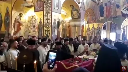 Mii de credincioși l-au pupat pe Mitropolitul din Muntenegru, mort de Covid! Avertismentul medicilor, ignorat: Sicriul a fost deschis (VIDEO & FOTO)