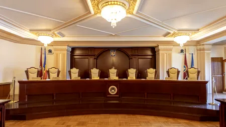 Cine sunt cei 9 judecători ai CCR care au decis RENUMĂRAREA voturilor din primul tur al alegerilor prezidențiale