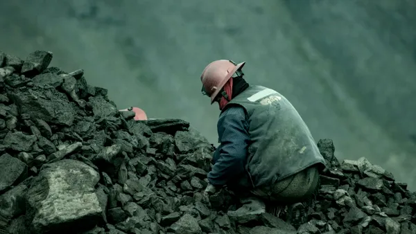 Explozie la o mină de cărbune din regiunea Luhansk, controlată de ruși: Peste 40 de oameni, blocați sub pământ