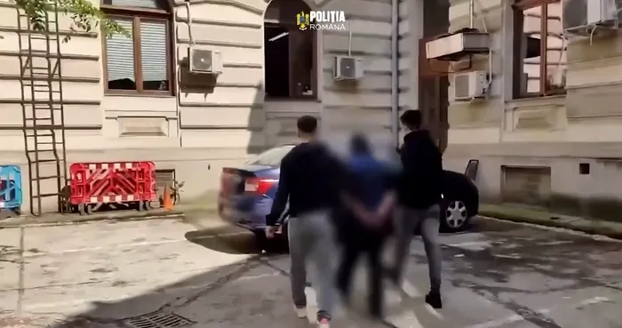 Bărbat de 44 de ani, reținut de Poliția Capitalei după ce ar fi încercat să violeze o femeie de 77 de ani. Ce i-a furat din casă