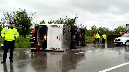 VIDEO | Un autocar cu 32 de muncitori de la o fabrică  din Focşani s-a RĂSTURNAT pe DN 2 (E 85). A fost activat Planul Roşu de Intervenţie