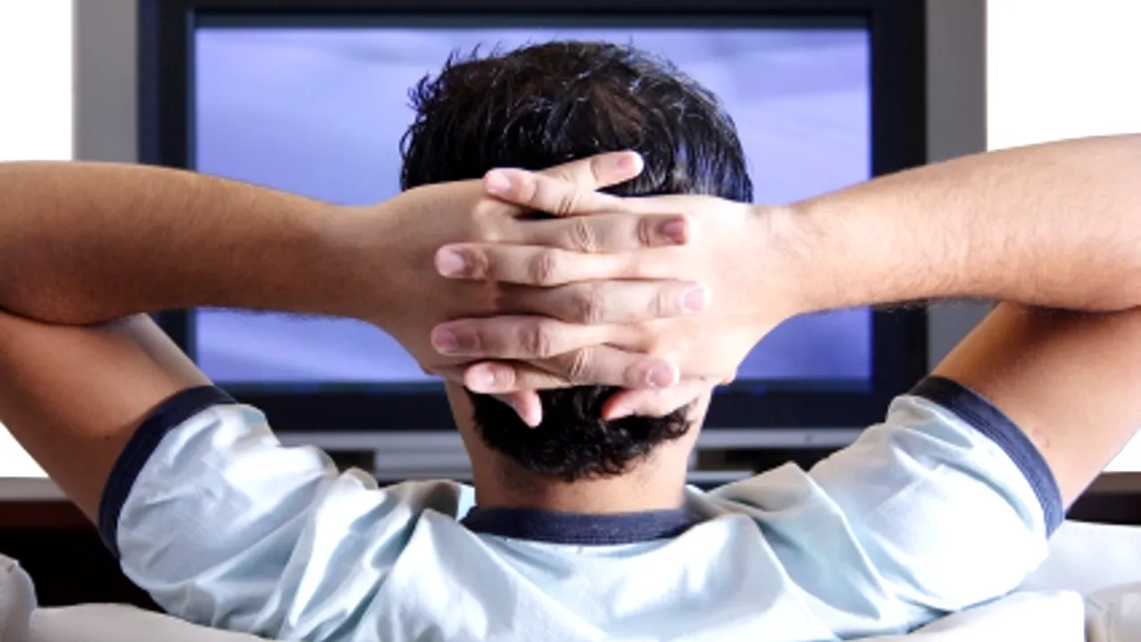 STUDIU. Riscurile la care se expun bărbații care stau prea mult în fața televizorului