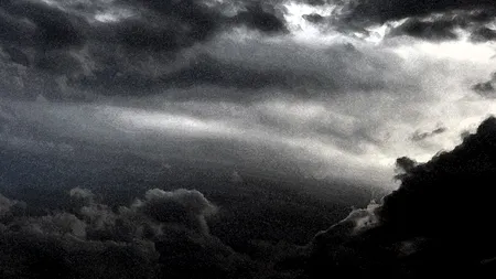 Atunci când au văzut ce a apărut pe cer, oamenii și-au pus tot felul de întrebări. Fenomenul rar care i-a înfricoșat pe internauți