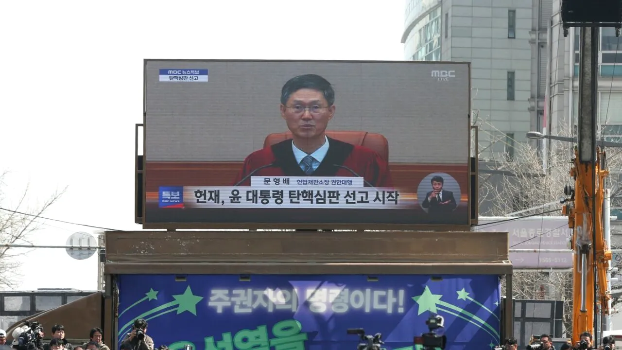 Președintele Coreei de Sud a fost DESTITUIT de Curtea Constituțională. După luni de turbulențe, urmează noi alegeri