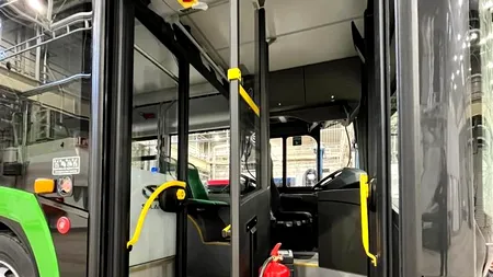 Șofer de TROLEIBUZ, din Cluj, filmat în timp ce conduce cu un picior pe bord