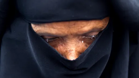 O creștină, pedepsită după reguli islamice pentru că a vândut alcool. Sute de oameni au privit-o în timp ce suferea