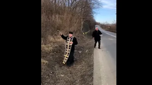 VIDEO | Slujbă religioasă în „curba morții”. Un preot a sfințit o zonă în care au loc frecvent accidente rutiere