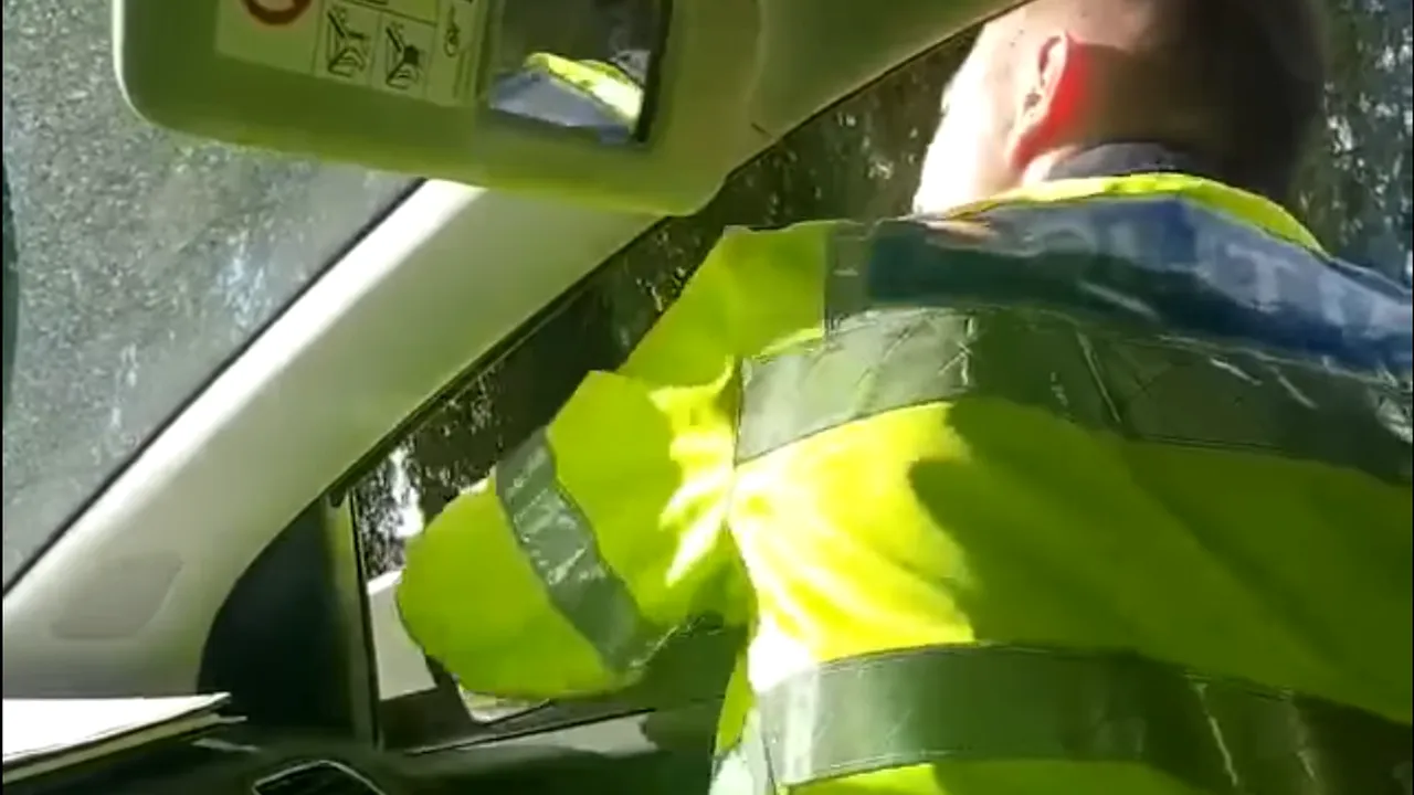 Doi polițiști au batjocorit o femeie, pe stradă: ”Ești prea mare, nu vede radarul de tine”. IPJ Covasna a început o anchetă