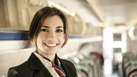 Câți bani câștigă o stewardesă în 2025. Salariile oferite de Emirates, Wizz Air, Ryanair sau Tarom
