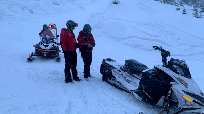 Echipajul de la SALVAMONT Voineasa a recuperat doi schiori rătăciți pe munte după ce au părăsit pistele amenajate: „Zona este sub atenționare de COD PORTOCALIU de vânt și ninsoare”