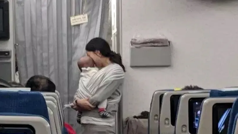 Gestul impresionant făcut de o mămică cu un bebeluș față de pasagerii din avion: „Foarte impresionant! - FOTO