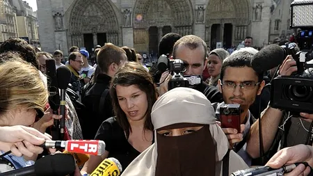 Danemarca interzice vălul musulman integral în spațiile publice