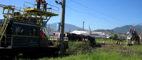 Se întâmplă în România, la Brașov: o locomotivă a luat-o la vale și s-a răsturnat după ce mecanicul coborâse să-și facă nevoile. GALERIE FOTO