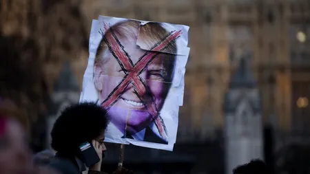 Anti-trumpist convins! Un activist vrea să își deschidă o firmă de perne pentru a-l scoate de pe piață pe un susținător de-ai lui Trump
