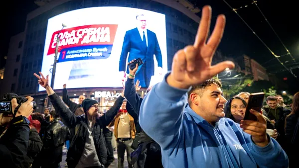 Fostul președinte al Serbiei, Aleksandar Vučić, și-a recunoscut înfrângerea la alegerile parlamentare, în fața Listei Studenților. Vucic ar fi ajuns premier în cazul unei victorii. Oamenii au ieșit pe străzi să sărbătorească