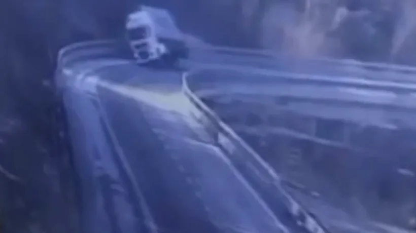 Un român a SUPRAVIEȚUIT după ce a căzut cu TIR-ul de pe un viaduct din Italia | VIDEO
