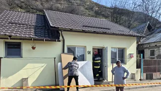 Situația rămâne critică la Slatina, unde a avut loc o alunecare de teren pe un versant al dealului Grădiște. Oamenii nu vor să stea în containere