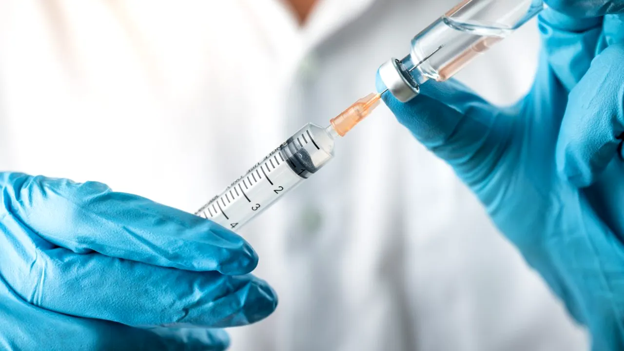 Tulpina Omicron se răspândește la nivel mondial. EMA: Putem aproba în 3-4 luni un vaccin contra noii tulpini
