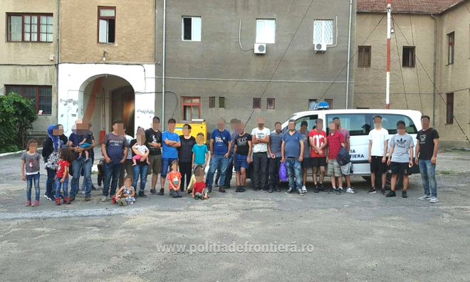 42 de migranți, care au vrut să iasă din țară ascunși în camion, prinși la Vama Nădlac